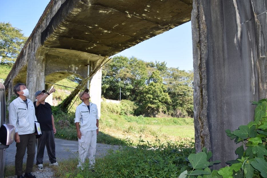 老朽化が進む水路橋を見つめる住民たち