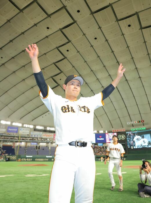 日本シリーズへ逆王手とし、声援に応える中山礼都（カメラ・宮崎　亮太）