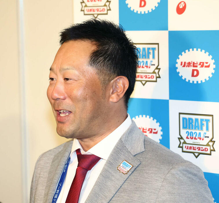 ドラフト1位指名を終え、取材に応じる楽天三木監督（撮影・河田真司）