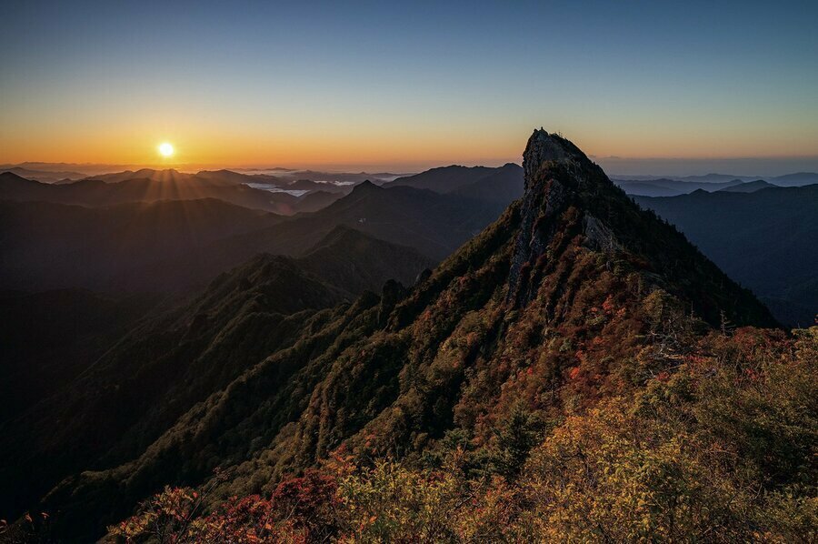 山頂の弥山から天狗岳を望む。頂上山荘に泊まれば朝日が拝める