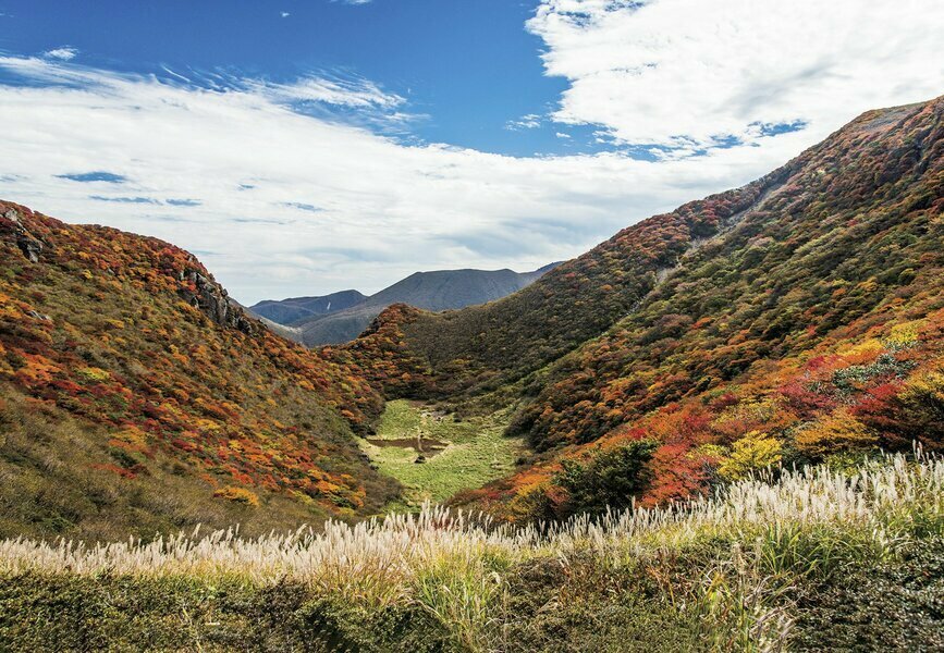 三俣山から火口跡の大鍋を見下ろす。後ろは大船山