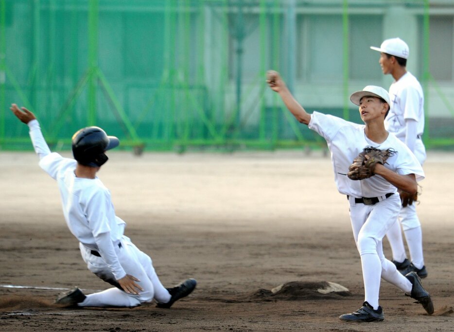 走者を付けて実戦的な守備練習をする広島商の選手