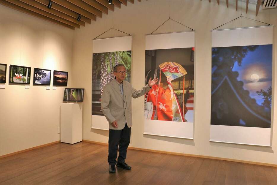 写真への思いを語る中田昭さん=京都市中京区