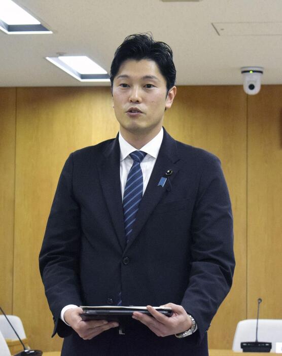 百条委員会後、記者会見する委員長の奥谷謙一兵庫県議＝11日午後、県庁