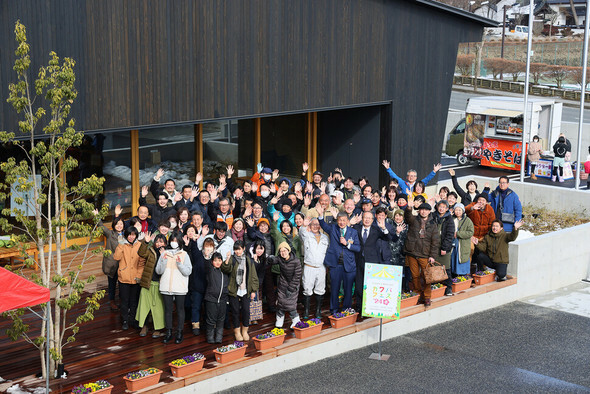 今年3月、群馬県川場村の新築庁舎で開かれた「カワバフェス」で、参加者たちが明るい笑顔を見せている。行事は村への移住を希望する人のために開かれた＝川場村提供