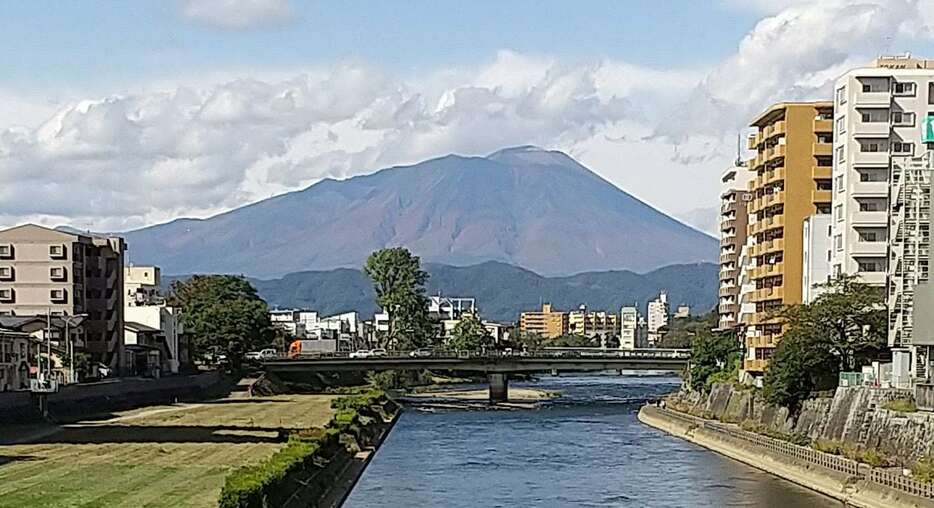 盛岡市を流れる北上川越しに望む岩手山。26年ぶりに火山活動が活発化している