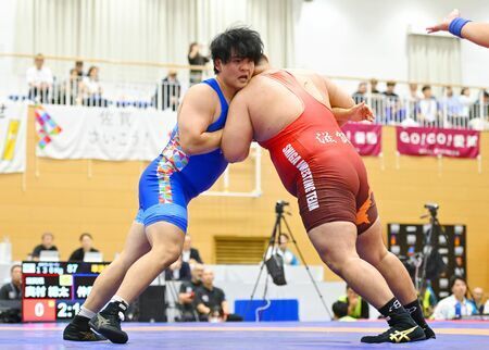 レスリング成年男子グレコローマン１３０㌔級準決勝　相手と組み合う仲里優力（左、チームＳＳＰ）＝嬉野市中央体育館