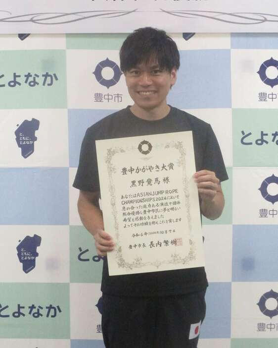 「豊中かがやき大賞」を受賞した黒野寛馬さん＝大阪府豊中市役所 （格清政典撮影）