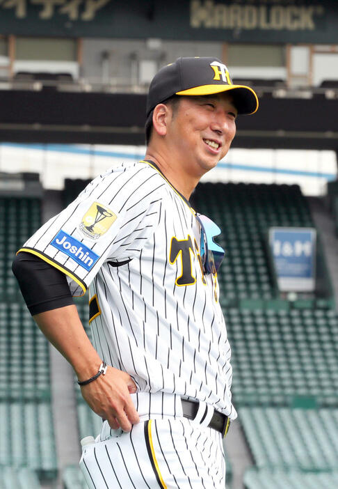 甲子園球場で笑顔を見せる阪神藤川監督（撮影・上山淳一）