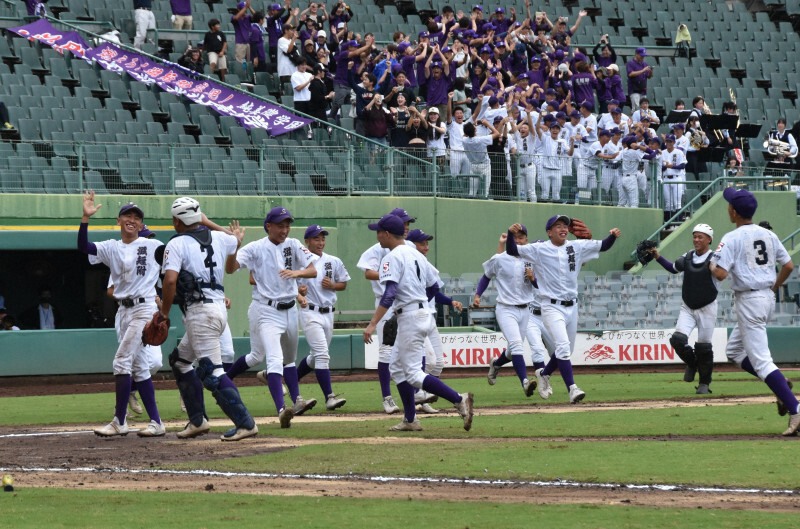 【履正社－滋賀短大付】履正社に勝利し、喜ぶ滋賀短大付の選手たち＝ほっともっとフィールド神戸で2024年10月19日午前11時36分、長宗拓弥撮影