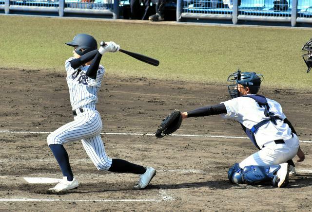 鳴門―明徳義塾　三回裏、明徳義塾は2番打者・井上（左）の適時打で先制=2024年10月27日、高知県立春野、蜷川大介撮影