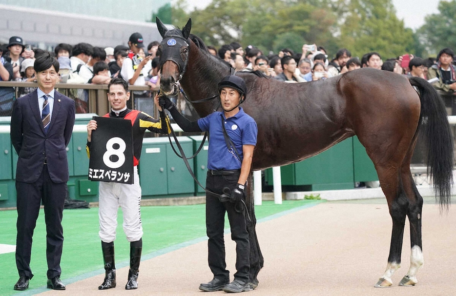 ＜東京9R・国立特別＞レースを制したミエスペランサと（左から）池江師、C・デムーロ（撮影・村上　大輔）