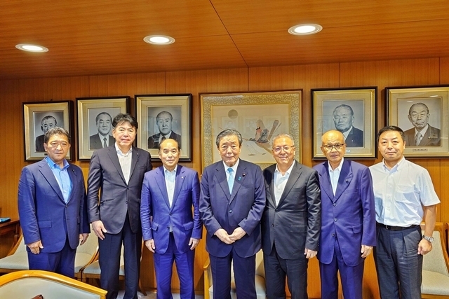 森山幹事長(中央)に面会した中村県連幹事長(右隣)ら（写真提供・自民党和歌山県連）