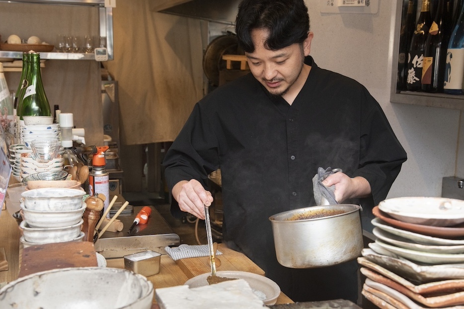 店主の与那覇朝雄さん