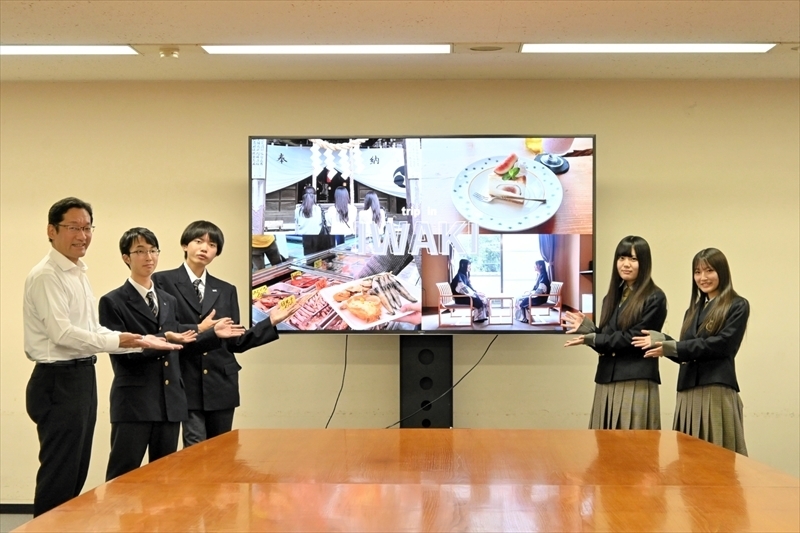 観光ＰＲ動画を内田市長に紹介した（右から）小松さん、星さん、佐藤さん、米倉さん