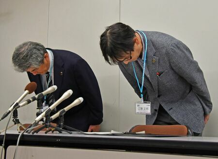 記者会見で謝罪する江頭正邦総務部副部長（右）と髙塚明県土整備部副部長＝佐賀県庁