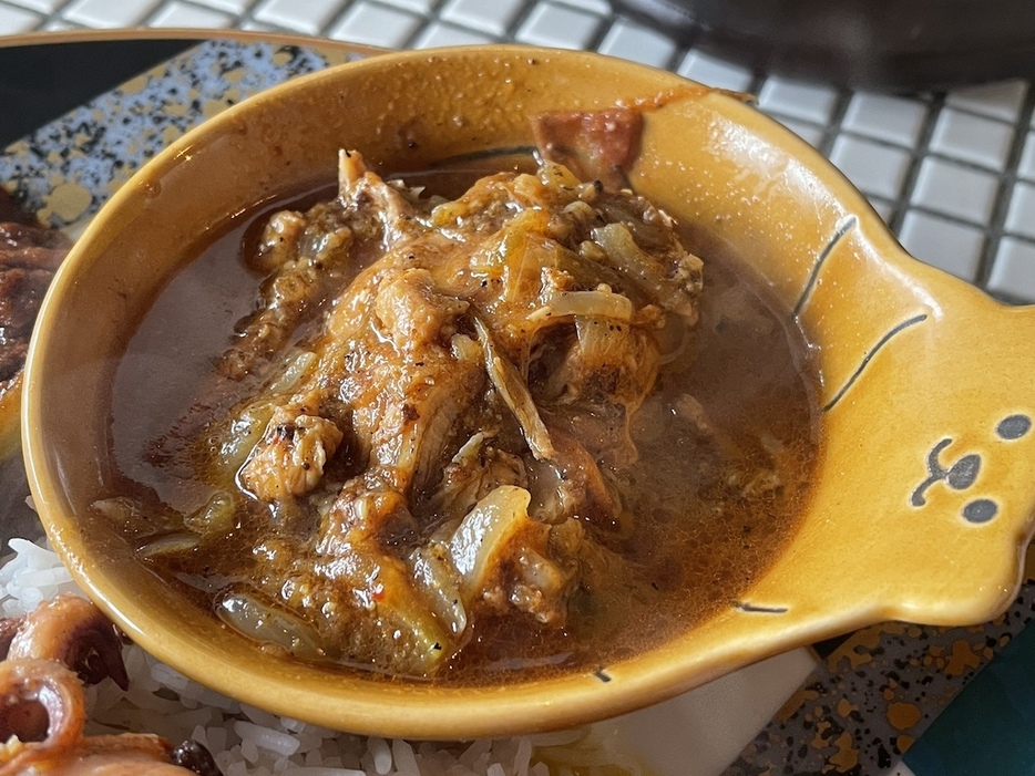 野菜カレーに付いてくるチキン（西インド風チキンカレー）