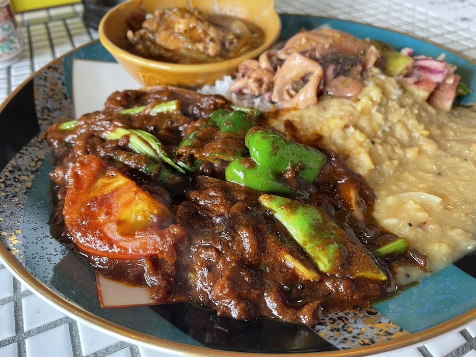 写真手前が「野菜カレー」