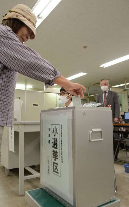 衆院選の期日前投票を行う有権者＝和歌山市