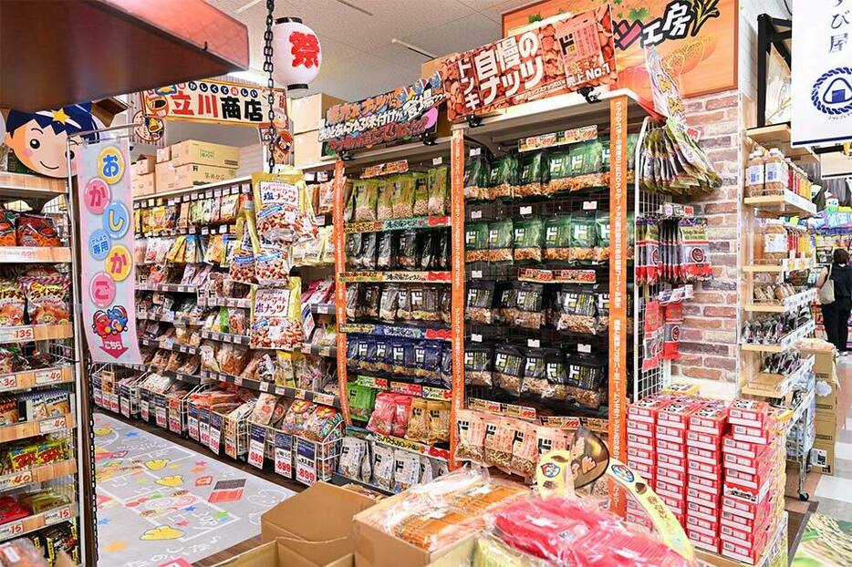 おなじみのドンキの「買い場」。圧倒するような商品の陳列は、アミューズメント施設にいるような気持ちになる（写真／酒井康治）