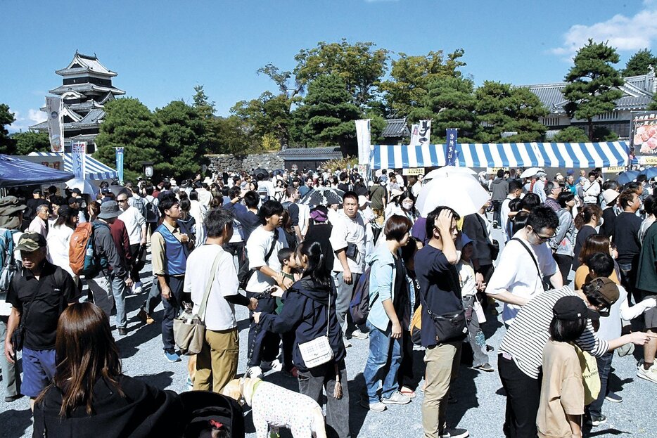 来場者でにぎわう松本城公園