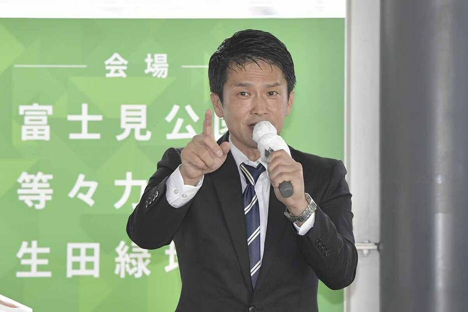 街頭演説する立憲民主党の小川幹事長＝１４日、川崎市中原区