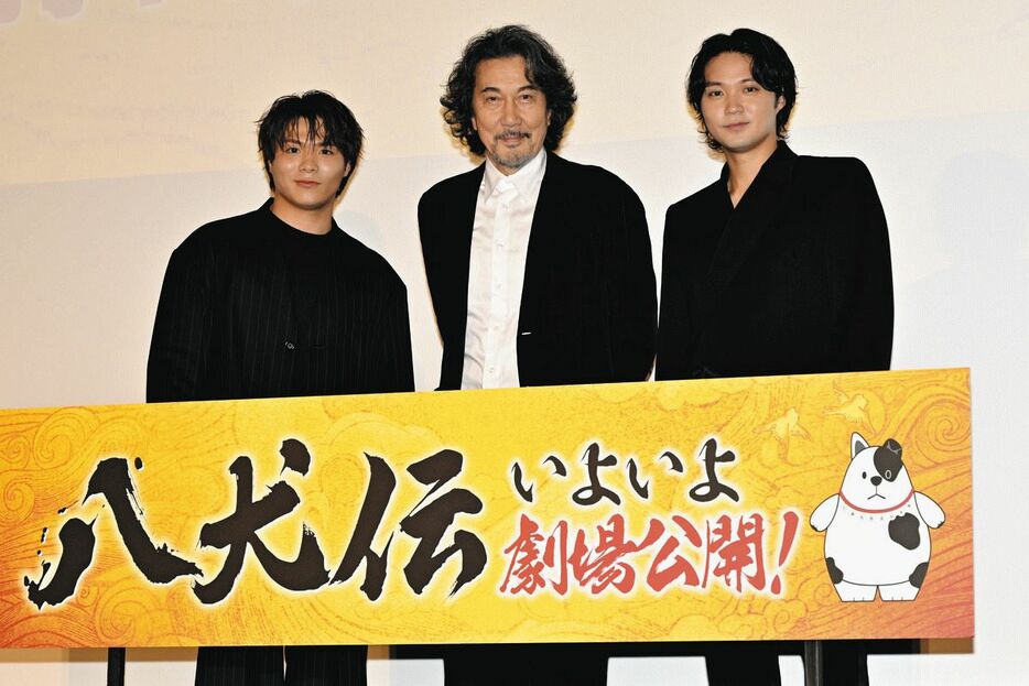 映画「八犬伝」公開前日先行上映イベントに出席した（左から）阿部一二三、役所広司、磯村勇斗