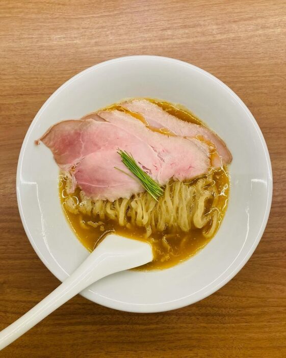 北海道産ズワイガニと山口県産カタクチイワシを使った贅沢なラーメン