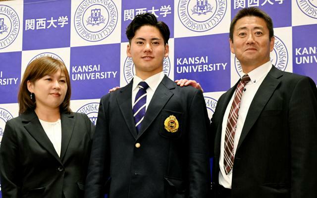 ドラフト会議で中日から1位指名を受け、撮影に応じる関大の金丸夢斗投手と父の雄一さん（右）、母の淳子さん=2024年10月24日午後6時52分、大阪府吹田市、白井伸洋撮影