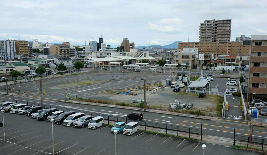 遊休地のままになっているJR野洲駅南口の市有地＝滋賀県野洲市