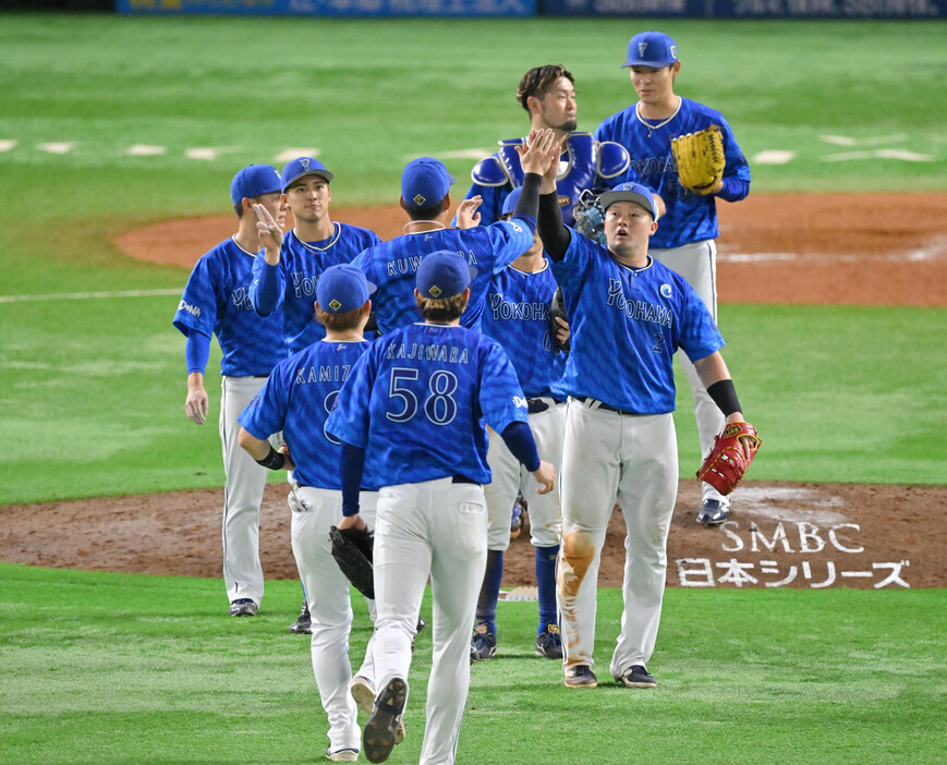 プロ野球の日本シリーズ（７試合制）は３１日、みずほペイペイドーム福岡で第５戦が行われ、ＤｅＮＡがソフトバンクに７―０で快勝した。３連勝で対戦成績を３勝２敗とし、２６年ぶりの日本一に王手をかけた。