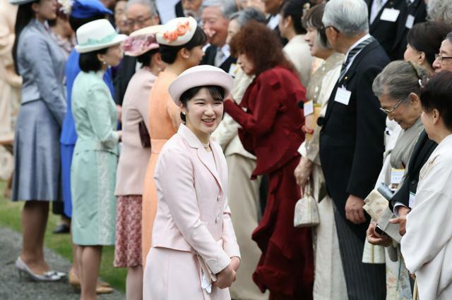 春の園遊会で、参加者と話す愛子さま、皇族方=2024年4月23日午後3時14分、東京・元赤坂、上田幸一撮影