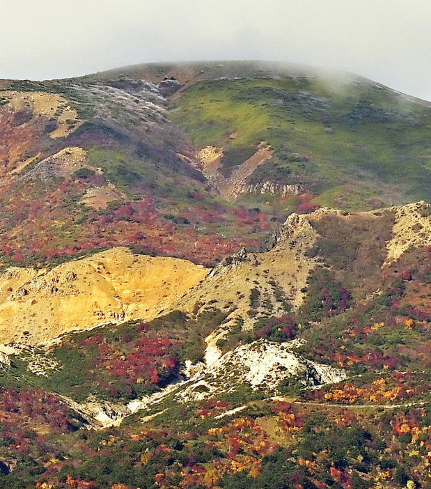 山頂がうっすらと雪に覆われた吾妻山の初冠雪＝20日午前8時50分ごろ、福島市