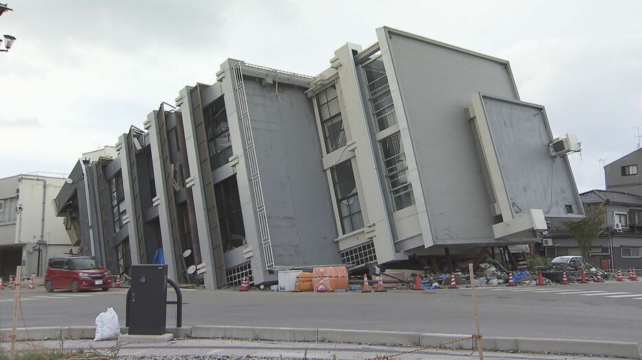 能登半島地震で倒れたままの建物