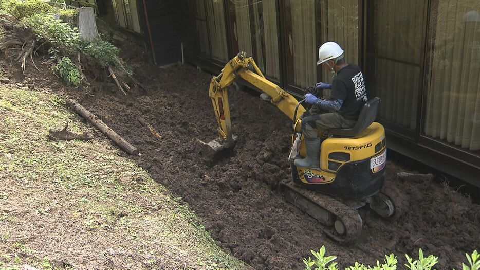 家に押し寄せた土砂の撤去作業（9月29日）