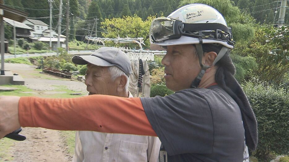 被害にあった住人を励ます吉村さん