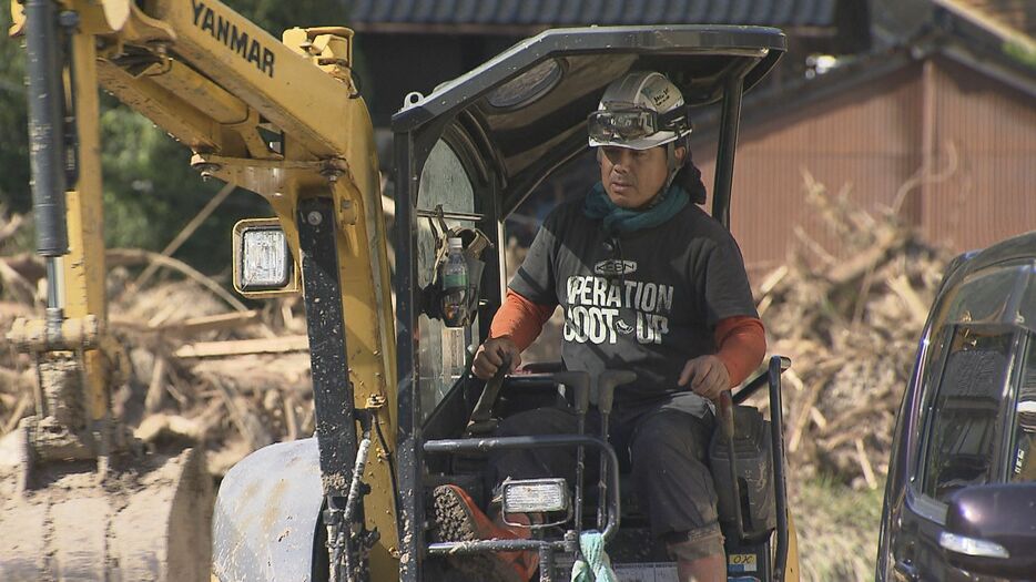 重機で活動する吉村さん