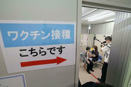 高齢者らを対象に始まった新型コロナウイルスワクチンの定期接種＝1日午前、東京都板橋区（写真：共同通信社）