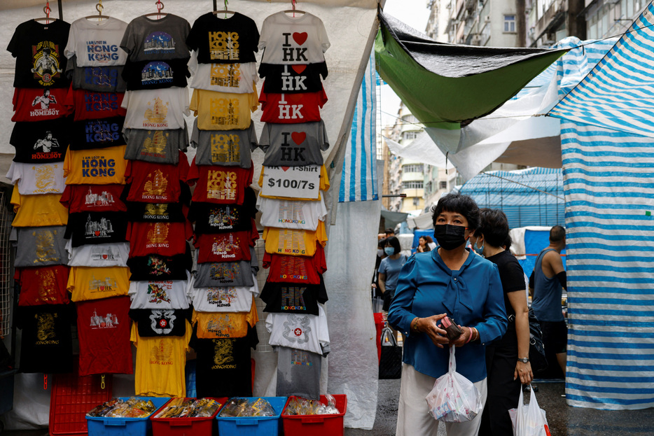 香港政府が３１日発表した第３・四半期の域内総生産（ＧＤＰ）速報値は前年同期比１．８％増と、７四半期連続で拡大した。旺角地区で４月撮影。（2024年　ロイター/Tyrone Siu/ File Photo）