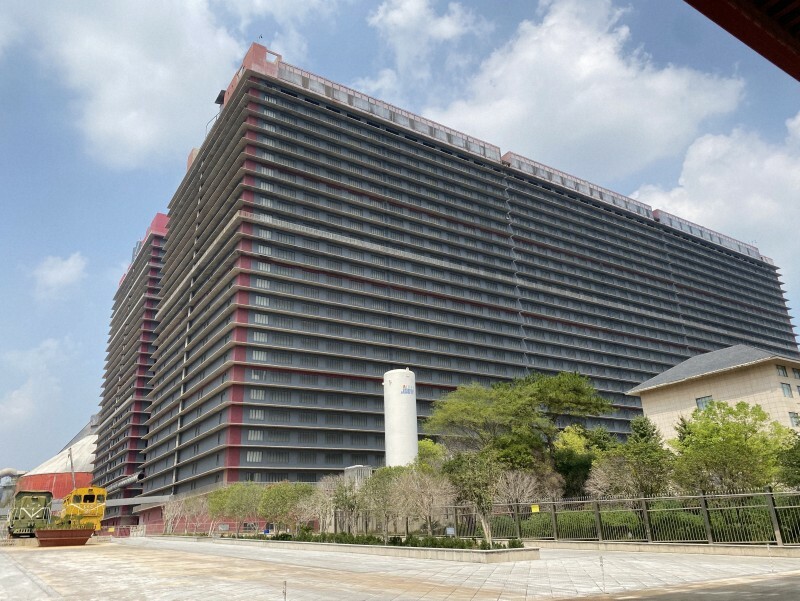 高層マンションのような26階建ての養豚施設＝中国・湖北省鄂州市で2024年8月31日午前10時35分、岡崎英遠撮影