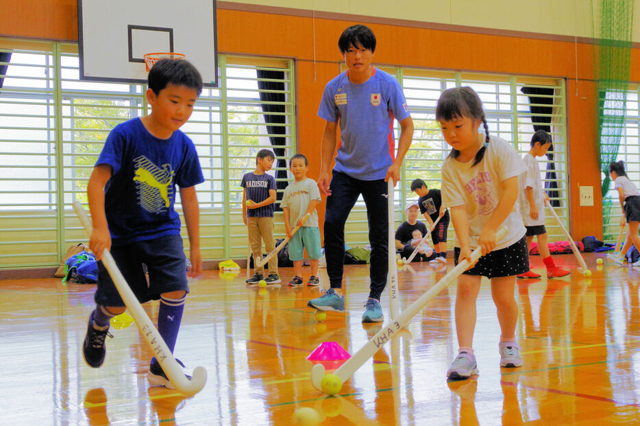 日本代表選手らに教わり、ホッケーを体験する子どもたち（京丹波町大朴・グリーンランドみずほ）