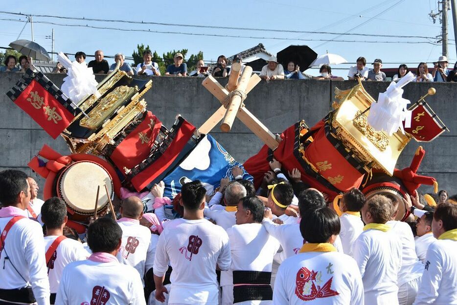 漁港内で競り合う各地区の屋台（２日、和歌山県印南町印南で）