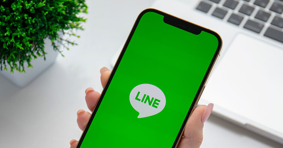 LINE（DenPhotos / Shutterstock.com）