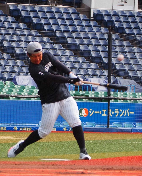 この日から秋季練習に合流し、ロングティー打撃に汗を流す、ロッテ松川