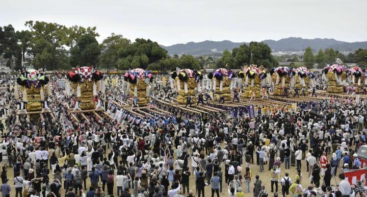 山根グラウンド統一寄せで、一斉に差し上げを披露する太鼓台＝17日午後1時50分ごろ、新居浜市角野新田町3丁目（撮影・石川美咲）