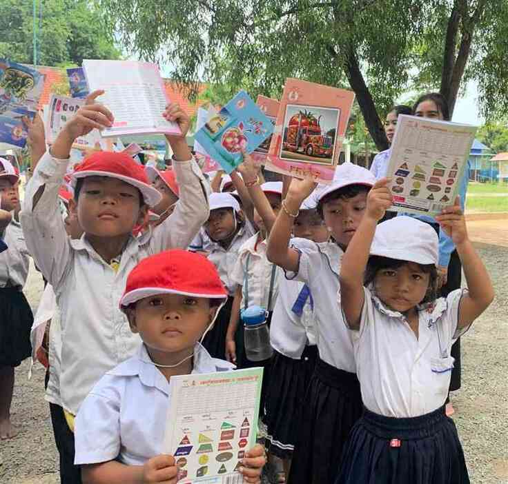 熊本国際化センターが贈った赤白帽をかぶるトテア村の小学校の子どもたち＝9月中旬、カンボジア（同センター提供）