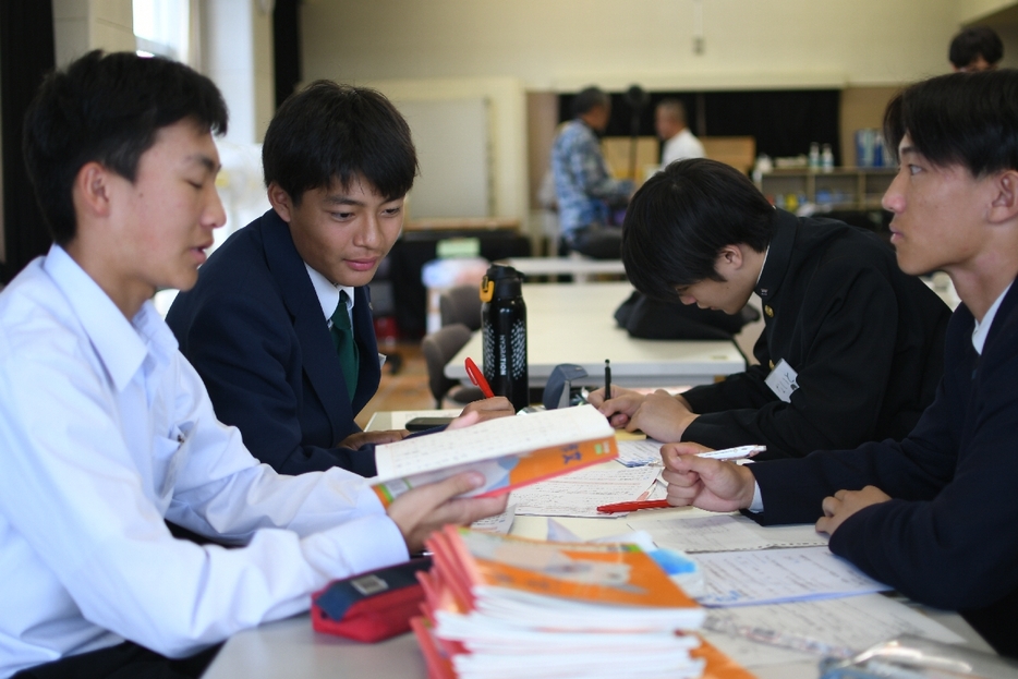 児童の提出した課題をチェックする高校生＝28日、十和田市立北園小