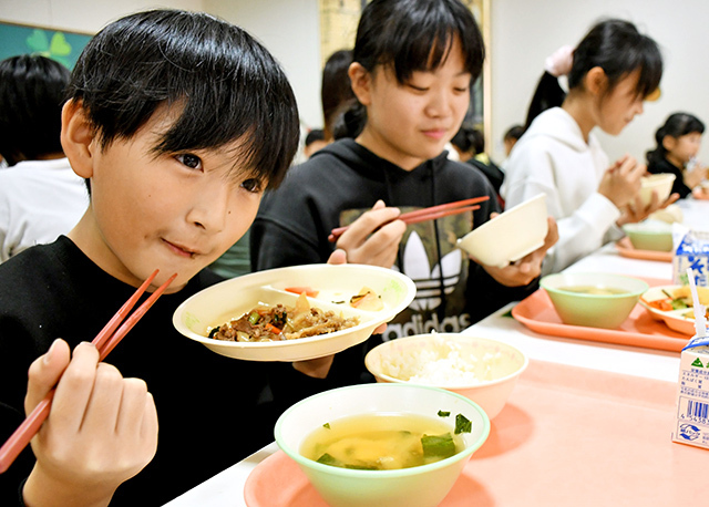 尾花沢産「雪降り和牛尾花沢」のプルコギを味わう児童＝尾花沢市福原小