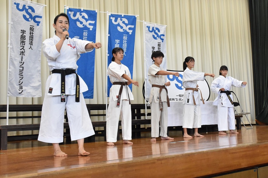 笑顔で実技指導をする清水さん（左、黒石中で）