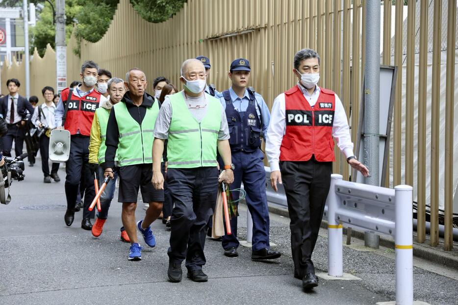 大久保公園周辺をパトロールする警察官ら＝10日午後、東京・歌舞伎町